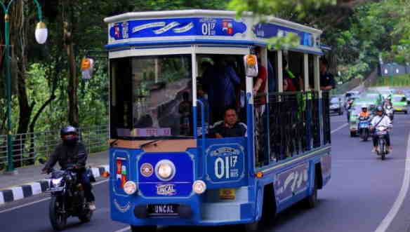 Naik bus keliling kota